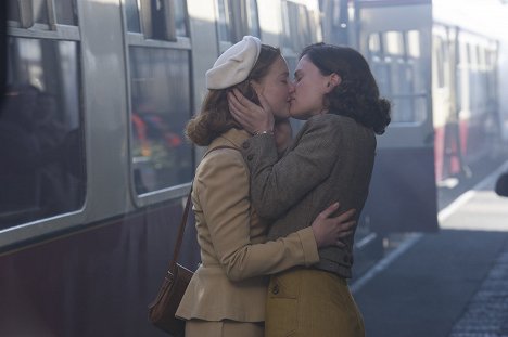 Holliday Grainger, Anna Paquin - Tell It to the Bees - Z filmu