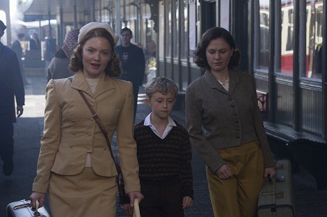 Holliday Grainger, Gregor Selkirk, Anna Paquin - Tell It to the Bees - Photos
