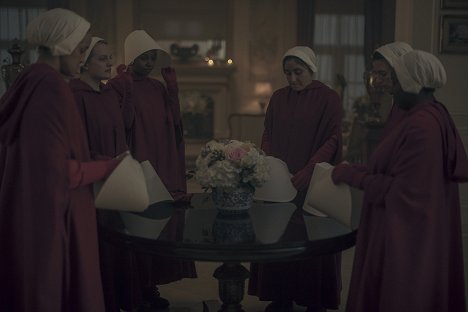 Elisabeth Moss, Ashleigh LaThrop - The Handmaid's Tale - God Bless the Child - Photos