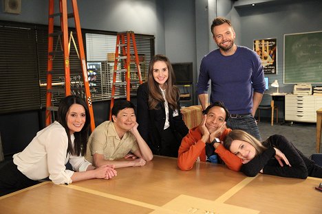 Paget Brewster, Ken Jeong, Alison Brie, Danny Pudi, Joel McHale, Gillian Jacobs - Community - Consequências emocionais da televisão aberta - De filmes