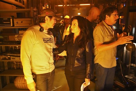 Lou Diamond Phillips, Ming-Na Wen - Agents of S.H.I.E.L.D. - The Other Thing - Van de set