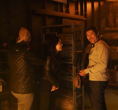 Ming-Na Wen, Lou Diamond Phillips - Agents of S.H.I.E.L.D. - The Other Thing - Van de set