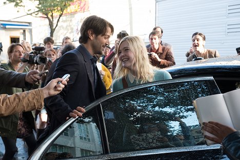 Diego Luna, Elle Fanning - A Rainy Day in New York - Photos