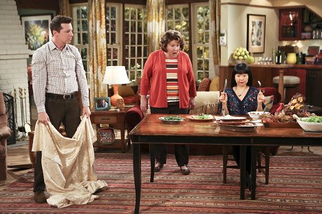 Sean Hayes, Margo Martindale - The Millers - Papa Was a Rolling Bone - Photos