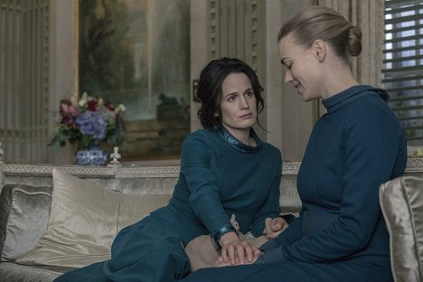 Elizabeth Reaser, Yvonne Strahovski - The Handmaid's Tale - Household - Photos