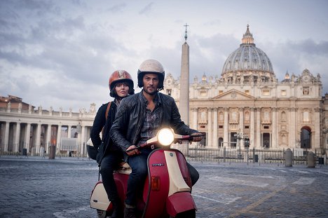 Ophelia Lovibond, Michael Landes - Hooten & the Lady - Alle Wege führen nach Rom - Filmfotos