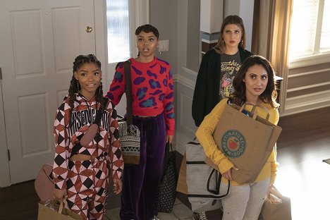 Halle Bailey, Chloe Bailey, Emily Arlook, Francia Raisa - Grown-ish - Self Care - De la película