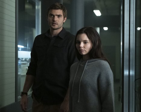 Alex Roe, Eline Powell - Siren - Serenity - Van film