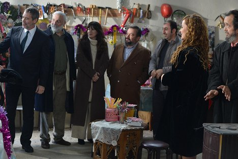 Sinan Albayrak, Hasan Kaçan, İpek Tuzcuoğlu, Kadir Çöpdemir, Özkan Ayalp - Yalaza - Episode 17 - De la película
