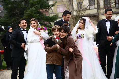 Kerem Muslugil, İpek Tuzcuoğlu, Mert Carim, Merve Erdoğan, Batuhan Aydar - Yalaza - Episode 20 - Del rodaje