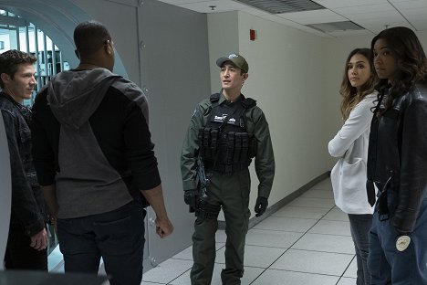 Zach Gilford, Jessica Alba, Gabrielle Union - Policajtky z L.A. - Mrtví nemluví - Z filmu