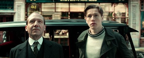 Ralph Fiennes, Harris Dickinson - Kingsman: První mise - Z filmu