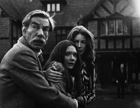 Michael Gough, Candace Glendenning, Barbara Kellerman - Satan's Slave - Kuvat elokuvasta