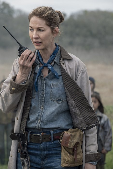 Jenna Elfman - Fear the Walking Dead - Is Anybody Out There? - Photos