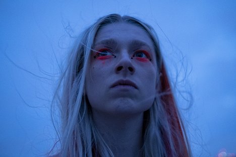 Hunter Schafer - Euforie - Útrapy a strasti při čurání v depresi - Z filmu