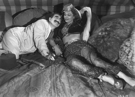 Groucho Marx, Lois Collier - Una noche en Casablanca - De la película