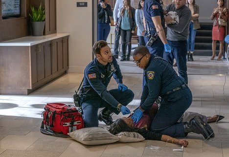 Ryan Guzman, Aisha Hinds - 9-1-1 Notruf L.A. - Systemausfall - Filmfotos