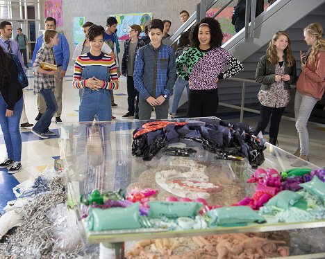 Peyton Elizabeth Lee, Joshua Rush, Sofia Wylie - Andi Mack - One Girl's Trash - Photos