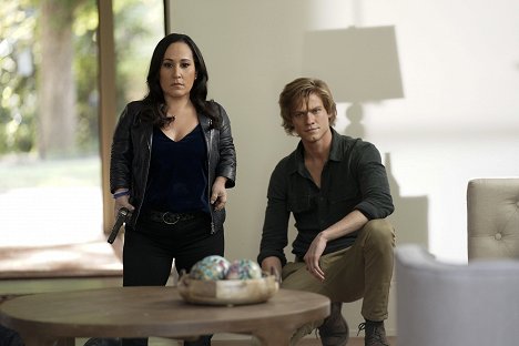 Meredith Eaton, Lucas Till - MacGyver - Matty + Ethan + Fidelity - De filmes