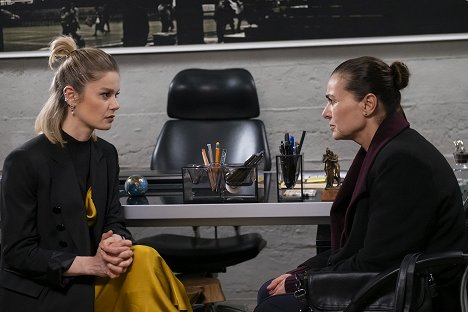 Burcu Biricik, Hatice Aslan - Kuzgun - Episode 6 - Film