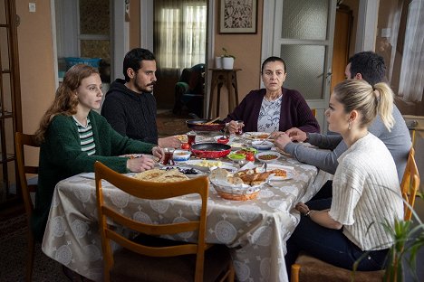 Ahsen Eroğlu, Caner Şahin, Hatice Aslan, Burcu Biricik - Kuzgun - Episode 12 - De la película