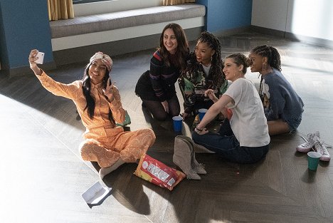 Yara Shahidi, Francia Raisa, Chloe Bailey, Emily Arlook, Halle Bailey - Grown-ish - Dreams and Nightmares - Z filmu