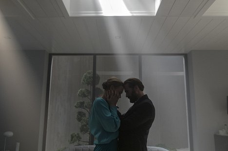 Yvonne Strahovski, Joseph Fiennes - The Handmaid's Tale - Sacrifice - De la película