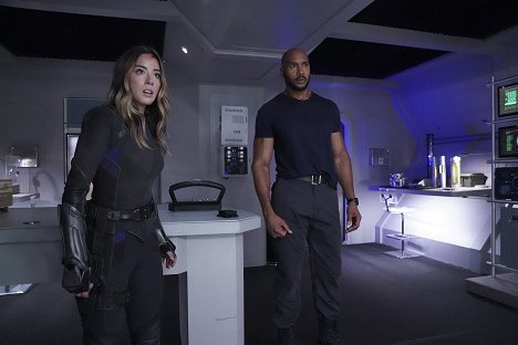 Chloe Bennet, Henry Simmons - Agents of S.H.I.E.L.D. - The Sign - Photos
