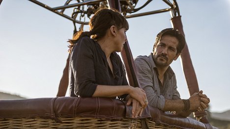 Ophelia Lovibond, Michael Landes - Hooten & the Lady - Kambodscha - Filmfotos