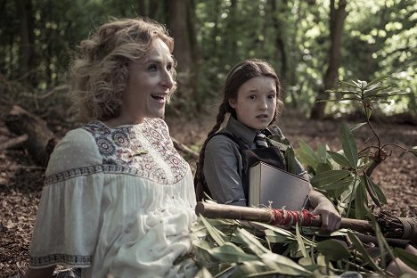 Nicola Stephenson, Bella Ramsey - Čarodějnice školou povinné - Magická máma - Z filmu