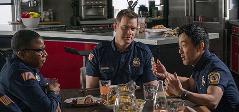 Aisha Hinds, Peter Krause, Kenneth Choi - 9-1-1 - Ocean's 9-1-1 - Photos