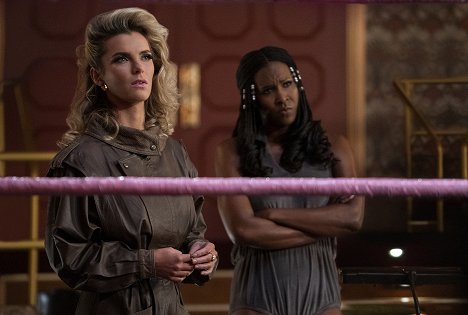 Betty Gilpin, Sydelle Noel - GLOW - Say Yes - Filmfotos