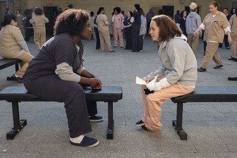 Danielle Brooks, Taryn Manning - Orange Is the New Black - And Brown Is the New Orange - Van film