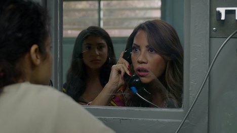 Isabella Ferreira, Elizabeth Rodriguez - Orange Is the New Black - Minority Deport - Van film