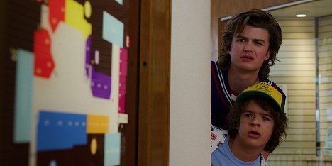 Joe Keery, Gaten Matarazzo - Stranger Things - Hoofdstuk 3: The Case of the Missing Lifeguard - Van film