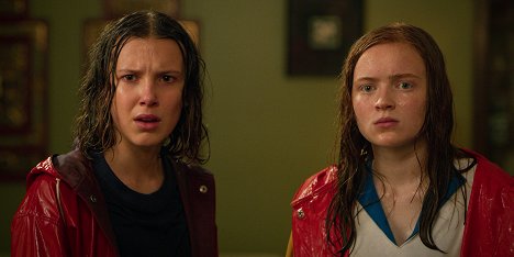 Millie Bobby Brown, Sadie Sink - Stranger Things - Kapitola třetí: Případ zmizelé plavčice - Z filmu