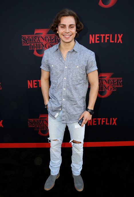 Season 3 World Premiere - Jake T. Austin - Stranger Things - Season 3 - Z akcií