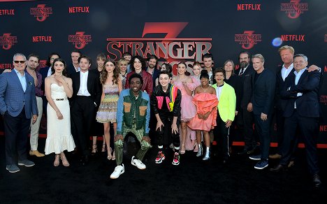 Season 3 World Premiere - Iain Paterson, Dacre Montgomery, Francesca Reale, Joe Chrest, Charlie Heaton, Maya Hawke, Natalia Dyer, Cara Buono, Ross Duffer, Finn Wolfhard, Caleb McLaughlin, Matt Duffer, Noah Schnapp, Millie Bobby Brown, Sadie Sink, Priah Ferguson, Joe Keery, Gaten Matarazzo, David Harbour, Cary Elwes, Jake Busey, Ted Sarandos - Stranger Things - Season 3 - Rendezvények