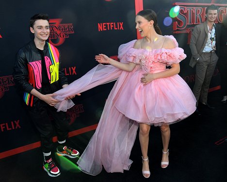 Season 3 World Premiere - Noah Schnapp, Millie Bobby Brown, Joe Keery - Stranger Things - Season 3 - Z akcií