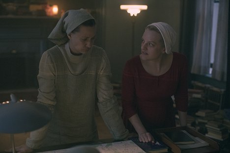 Kristen Gutoskie, Elisabeth Moss - The Handmaid's Tale : La servante écarlate - Alerte - Film