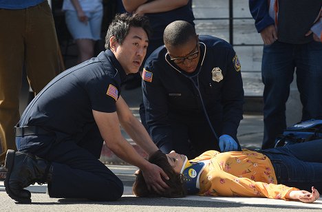 Kenneth Choi, Aisha Hinds - 911 L.A. - Vigyázz, mit kívánsz! - Filmfotók