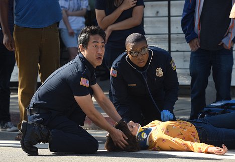 Kenneth Choi, Aisha Hinds - Záchranáři L. A. - Opatrně s přáními - Z filmu