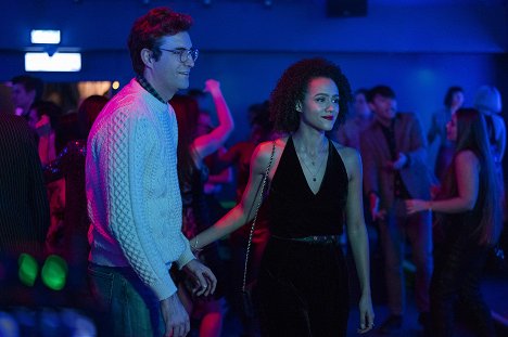 John Reynolds, Nathalie Emmanuel - Cztery wesela i pogrzeb - Love, Chalet - Z filmu