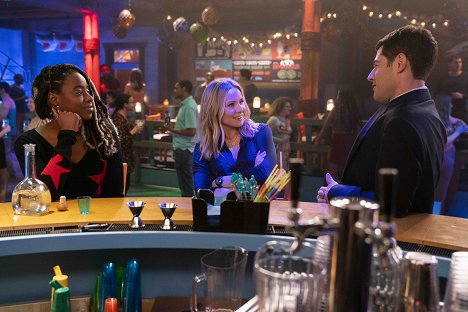 Kirby Howell-Baptiste, Kristen Bell, Max Greenfield - Veronica Mars - Entering a World of Pain - Photos