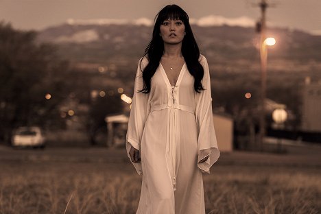 Hana Mae Lee - Perpetual Grace, LTD - When Doves Cry - Filmfotos