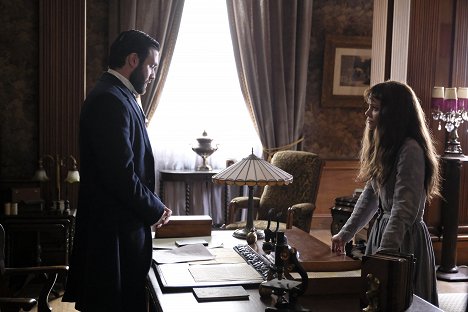 Josh Bowman, Christina Ricci - Escaping the Madhouse: The Nellie Bly Story - Filmfotos