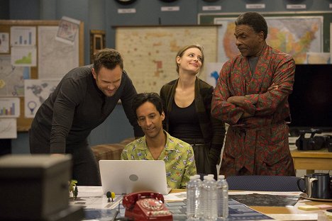 Joel McHale, Danny Pudi, Gillian Jacobs - Community - Verhalten in Krisensituationen - Filmfotos