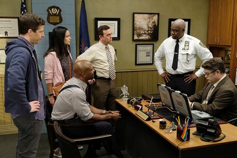 Andy Samberg, Melissa Fumero, Terry Crews, Joe Lo Truglio, Andre Braugher, Sean Astin - Brooklyn Nine-Nine - La cuenta atrás - De la película