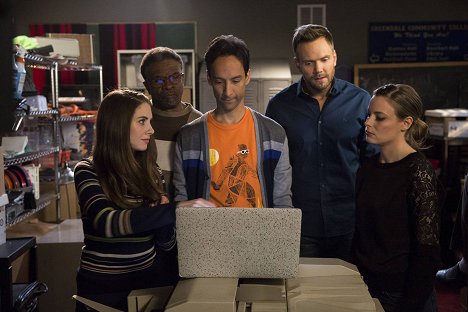 Alison Brie, Keith David, Danny Pudi, Joel McHale, Gillian Jacobs - Community - Grifting 101 - Z filmu