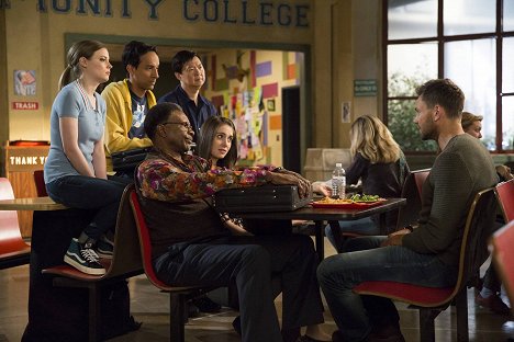 Gillian Jacobs, Danny Pudi, Keith David, Ken Jeong, Alison Brie, Joel McHale - Community - Grifting 101 - Van film